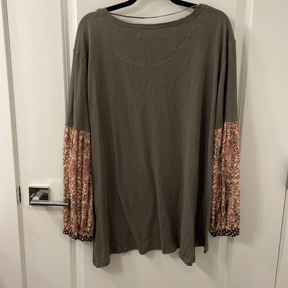 Tunic with t-shirt style and flowy printed sleeves. - Picture 3 of 4